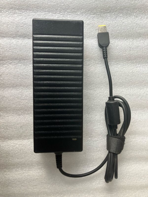 Lenovo 135 w punta cuadrada - Imagen 2