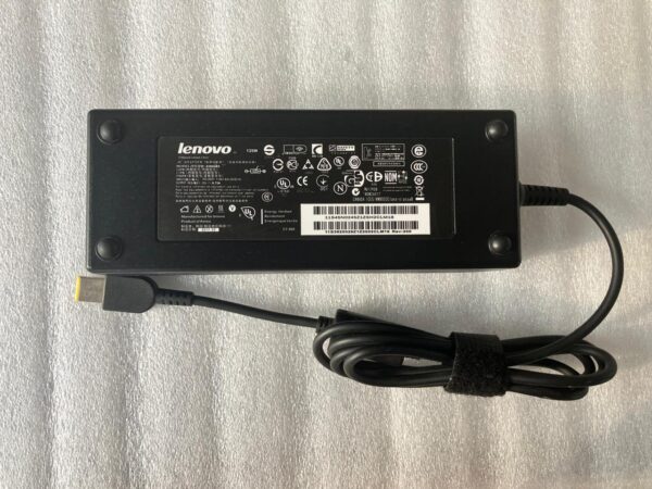 Lenovo 135 w punta cuadrada