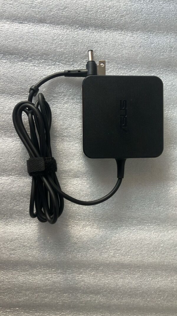 Cargador Asus punta 5.5 x2.5 de 65W